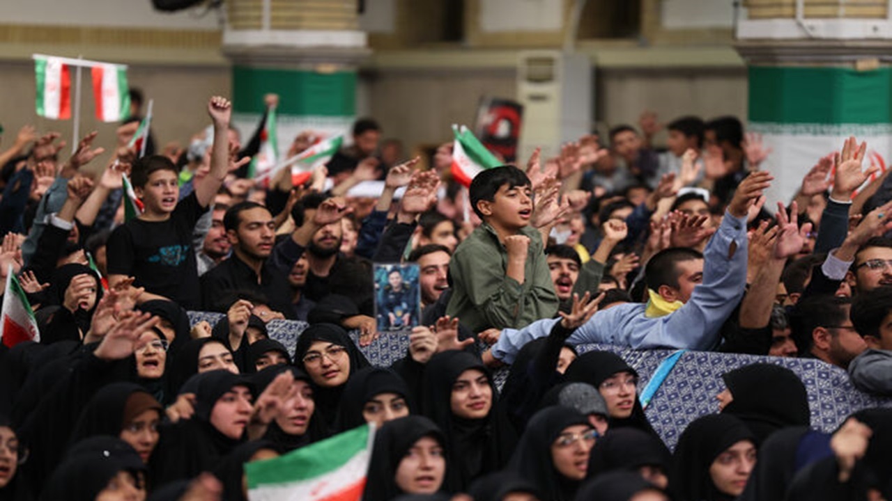 دیدار دانش‌آموزان و دانشجویان با رهبر انقلاب + فیلم