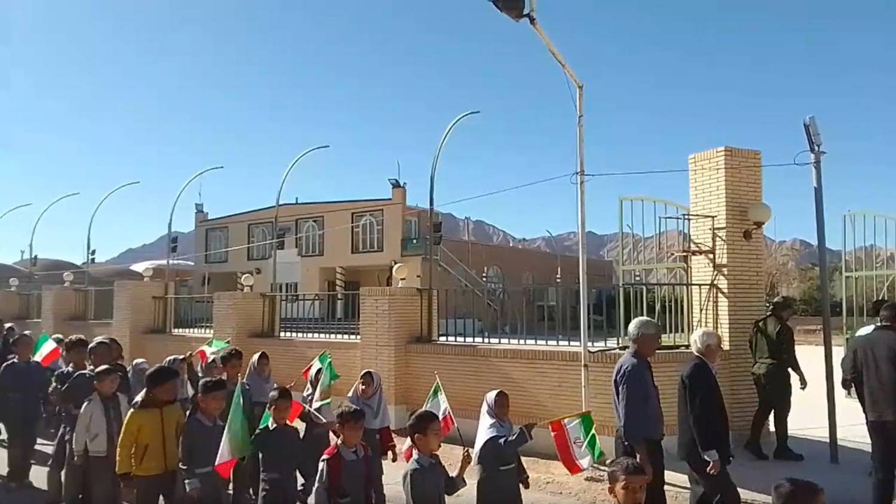 مراسم راهپیمایی روز ۱۳ آبان با حضور دانش آموزان در روستای ده محمد + عکس