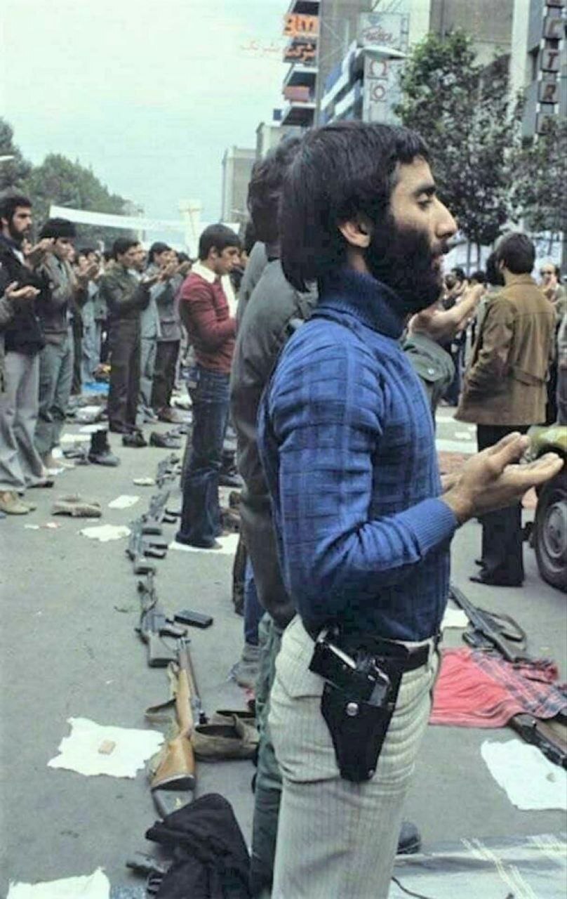 نماز جلوی سفارت آمریکا بعد از تسخیر لانه جاسوسی