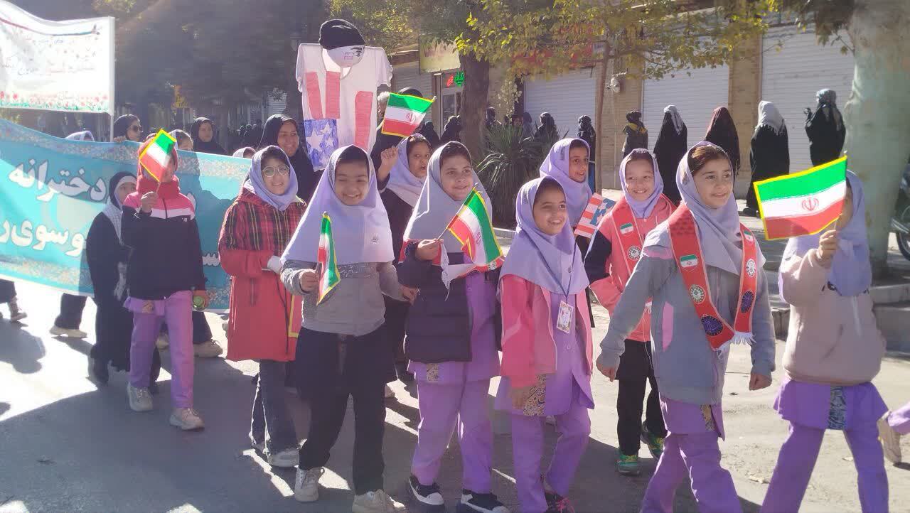 دانش آموزان در مراسم ۱۳ آبان