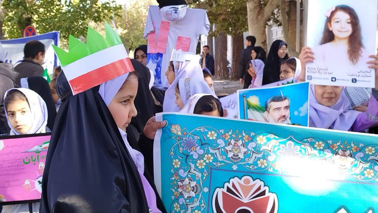 دانش آموزان در مراسم ۱۳ آبان