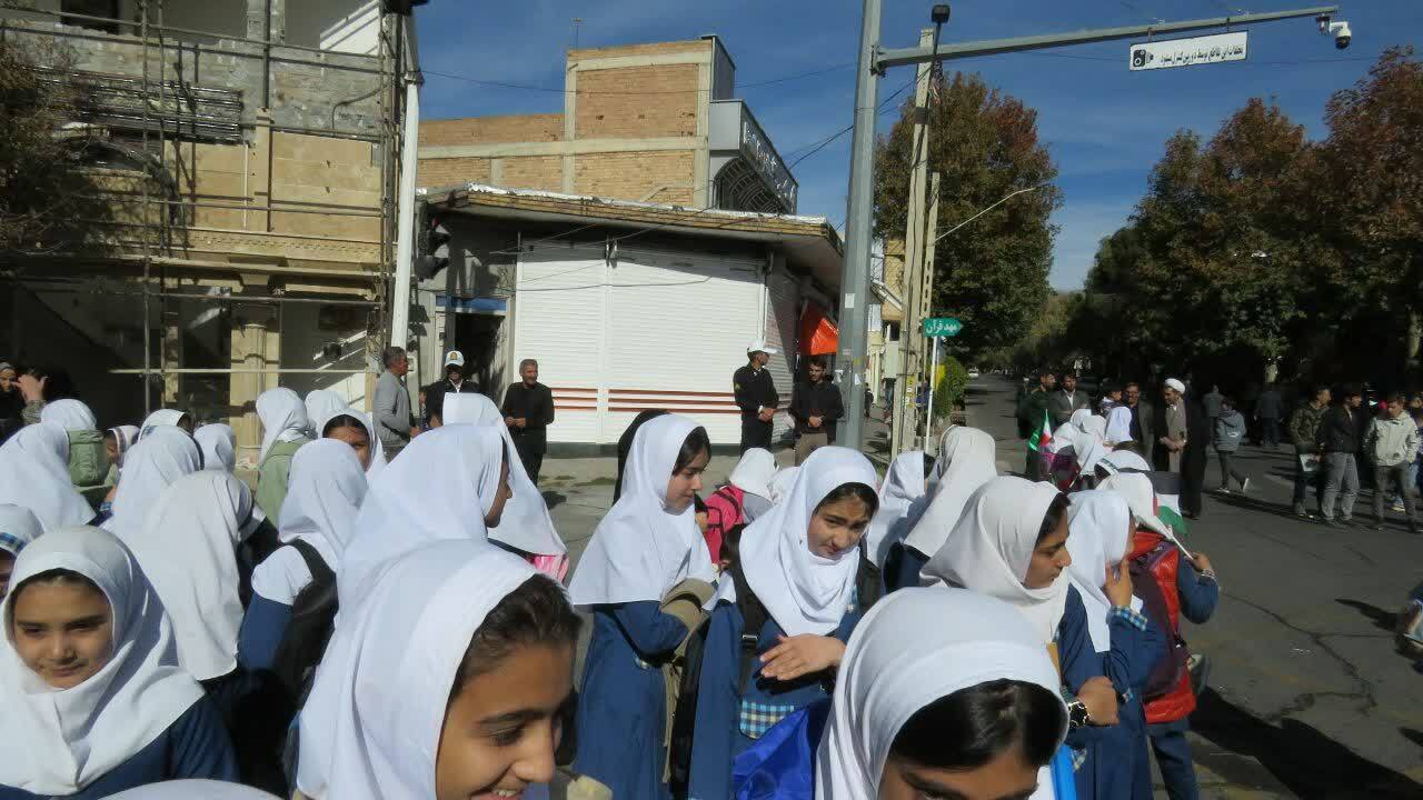 دانش آموزان شهرستان هریس در مراسم یوم الله ۱۳ آبان