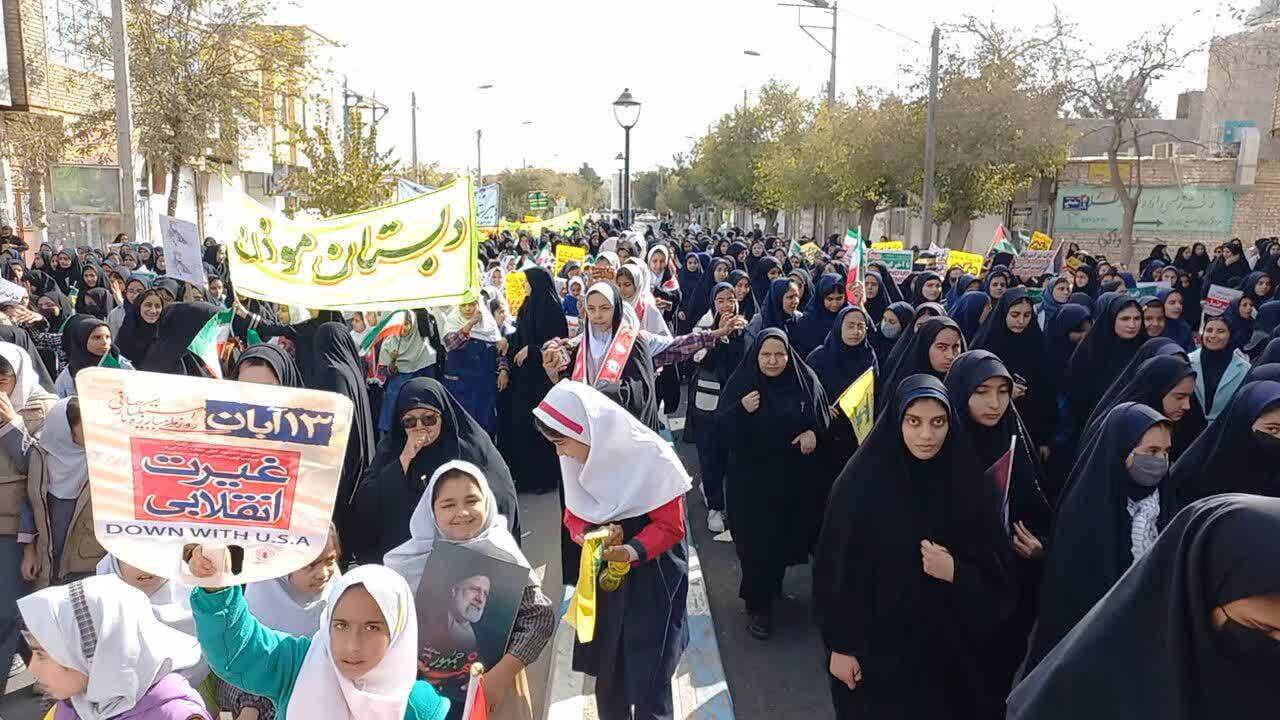جلوه‌ای ازشکوه وغیرت حضور مردم شهرستان مرزی وتلفیقی صالح‌آباد در راهپیمایی ۱۳ آبان + عکس