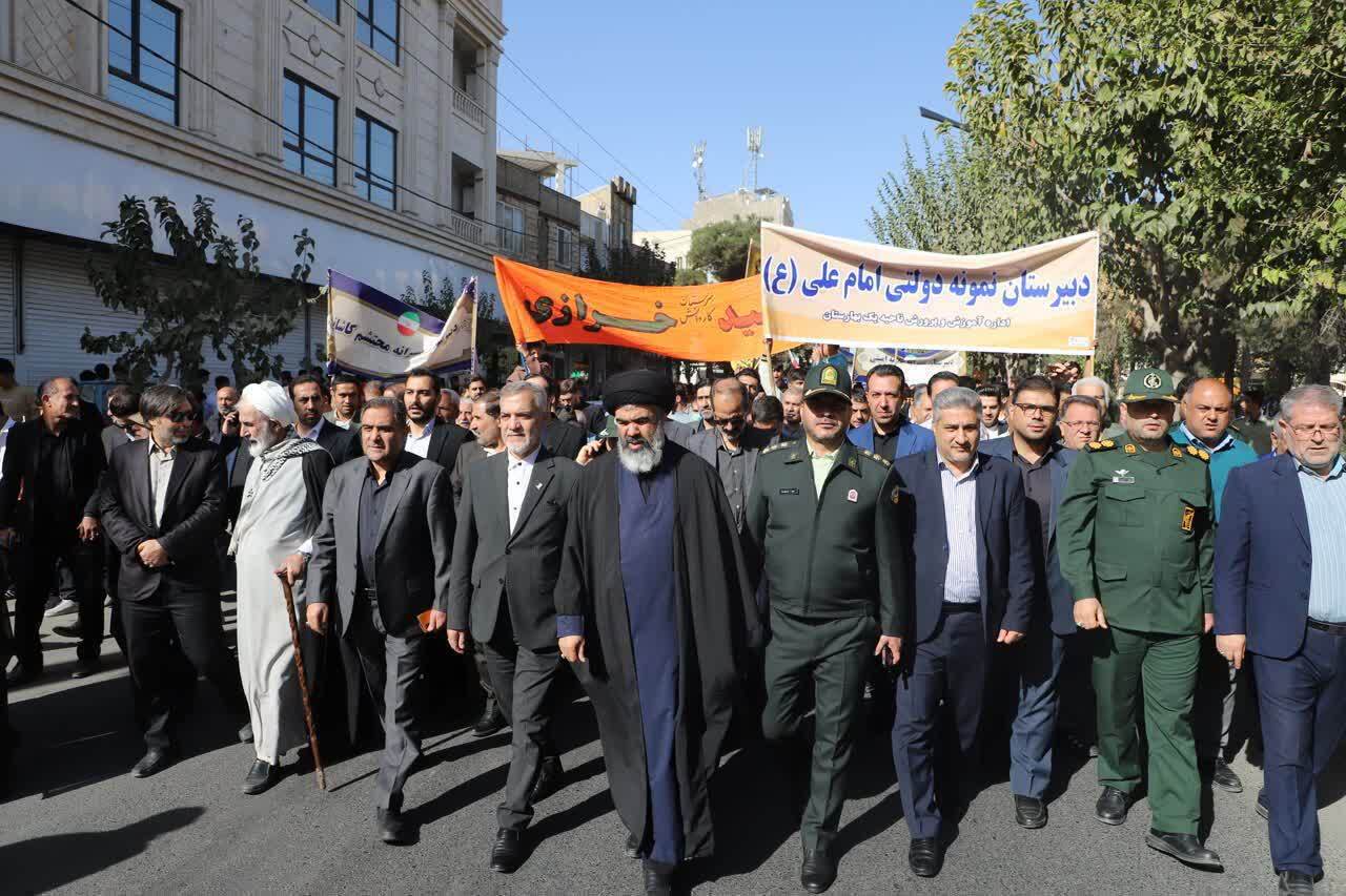 تجمع ضد استکباری بهارستانی&zwnj;ها در راهپیمایی ۱۳ آبان