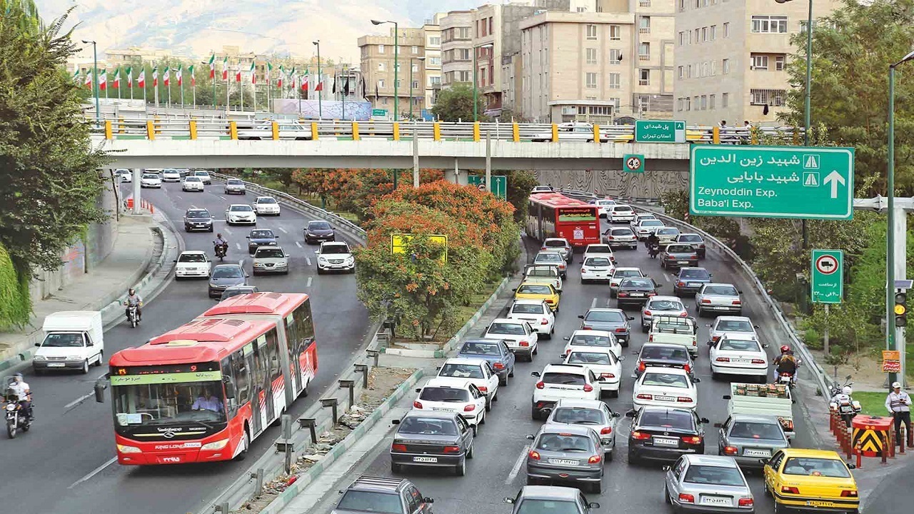 ترافیک در ۲ بزرگراه همت و حکیم تردد پرحجم و سنگین است