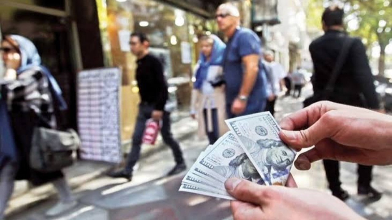 ترفند عجیب دلالان برای خرید ارز مسافرتی دولتی و فروش در بازار آزاد + فیلم