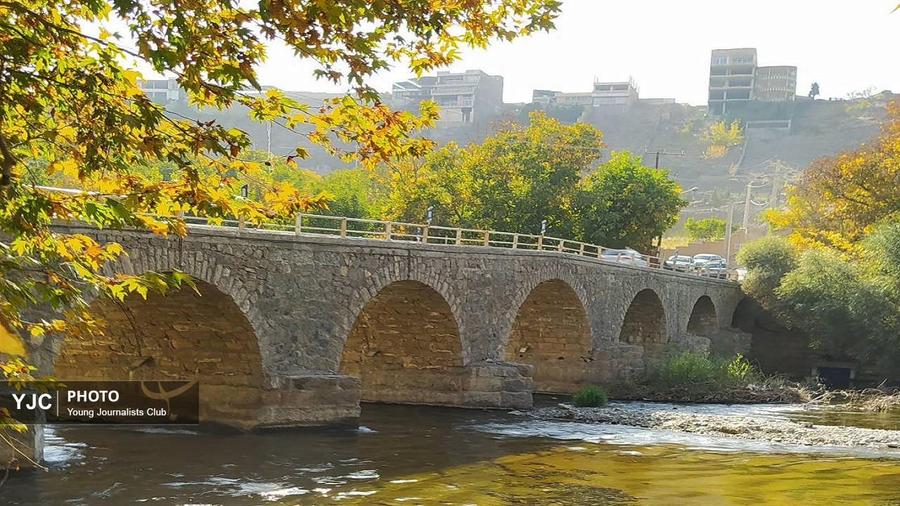 شکوه پل هوره در پاییز هزار رنگ