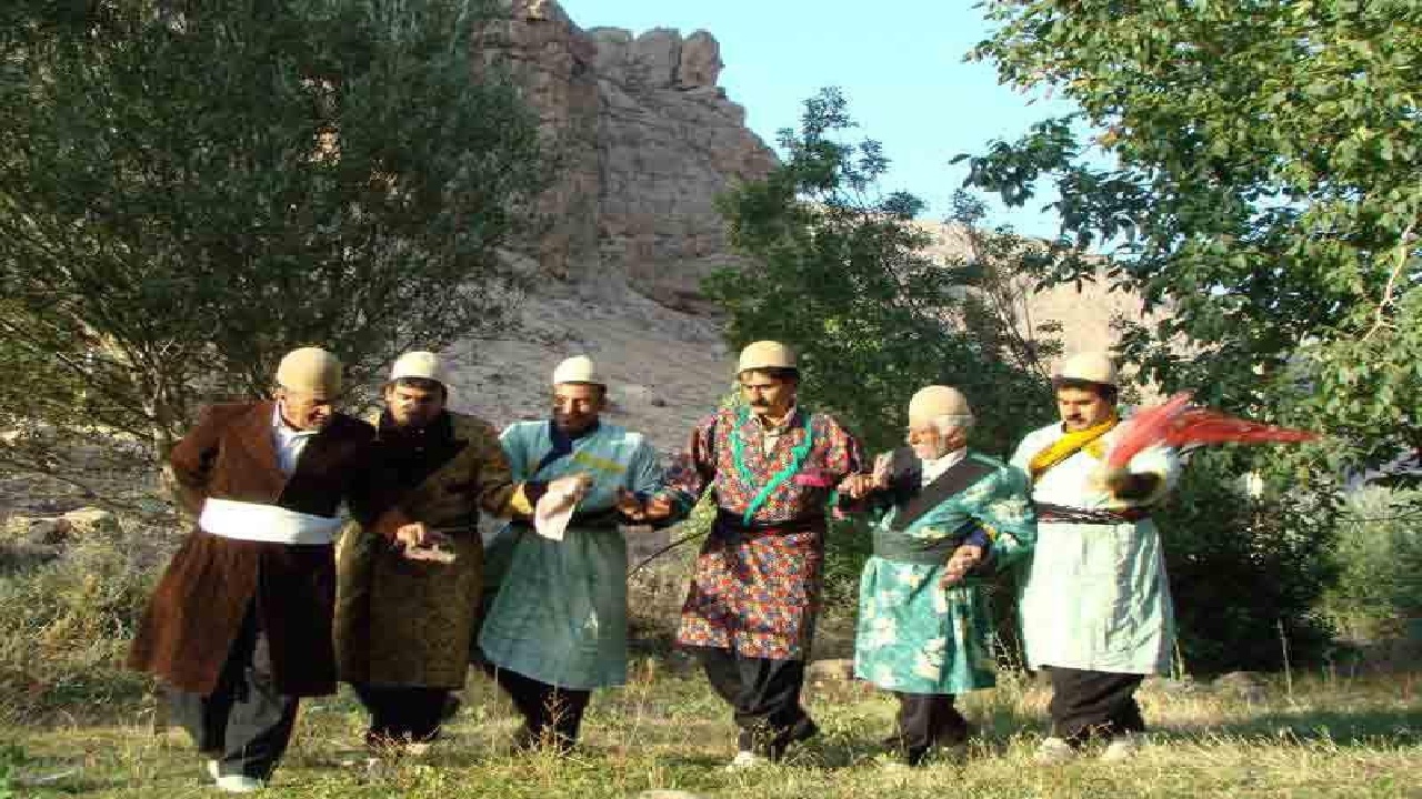 رقص آئینی و سنتی در حاشیه جشنواره انار تنگ سیاب کوهنانی + فیلم