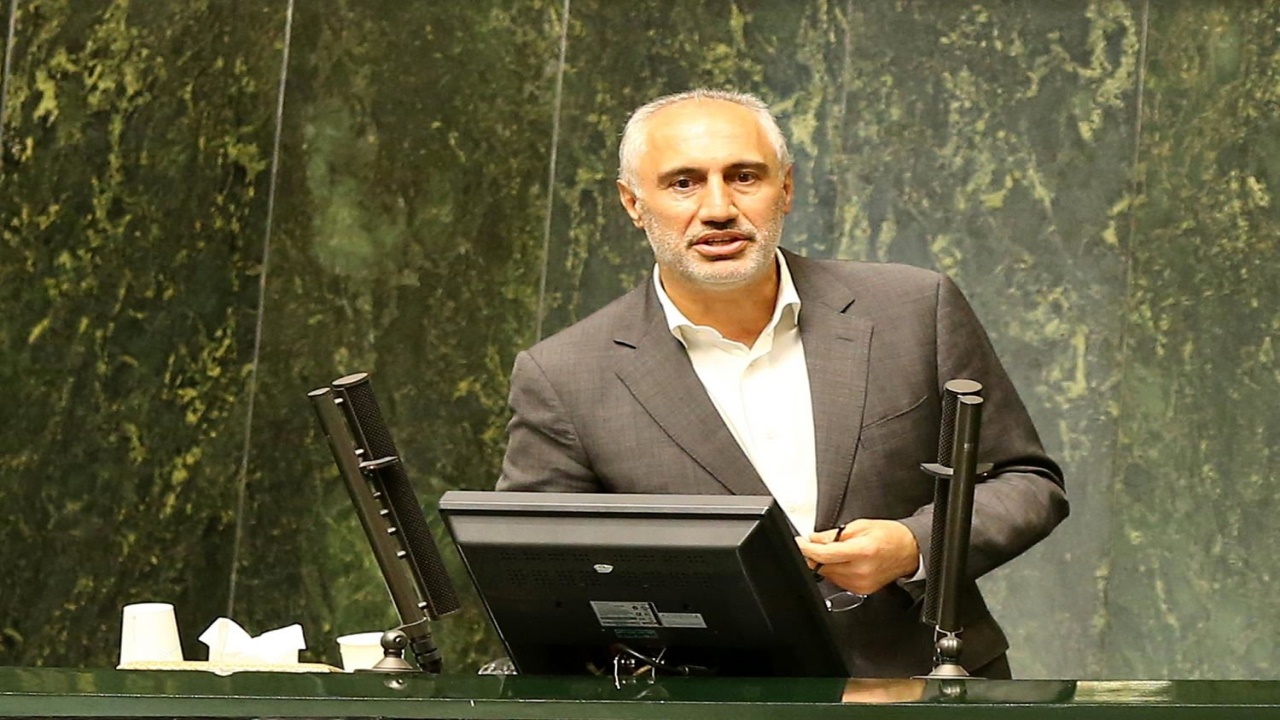 واردات ۶ میلیارد دلاری بنزین باعث کم شدن پول نان، دارو و بنیه دفاعی می‌شود