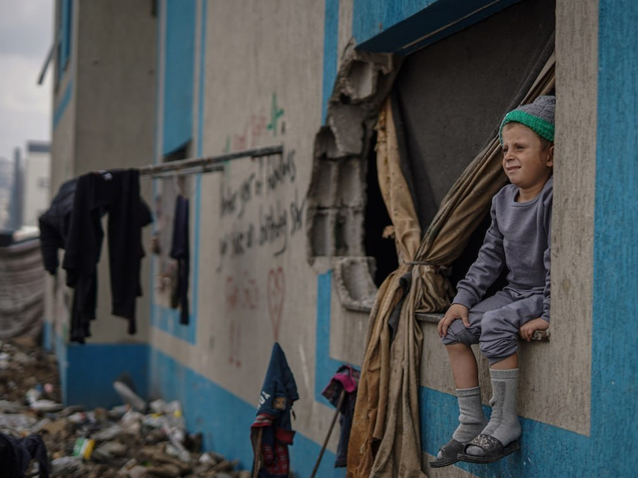 کودک فلسطینی در میان آوار کودک فلسطینی در میان آوار