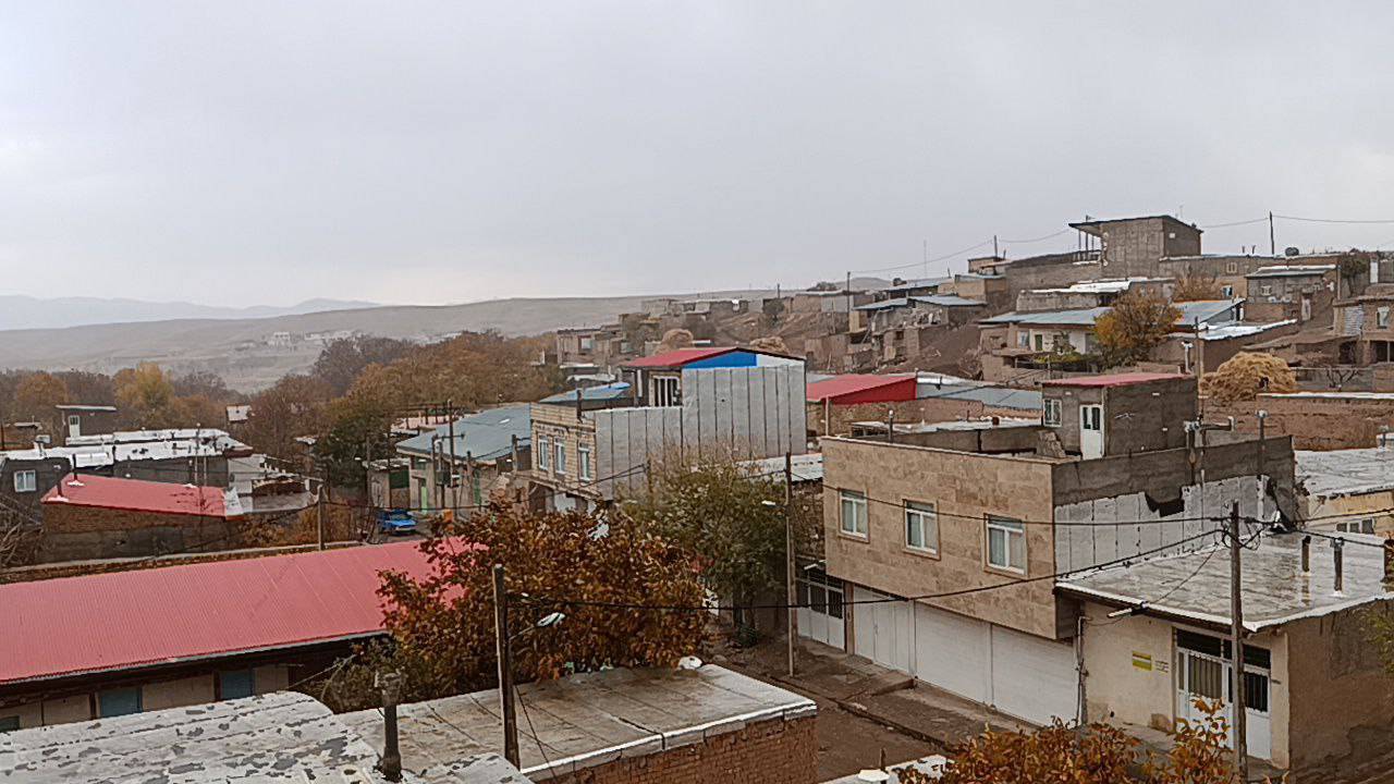 نمایی از اولین بارش باران پاییزی در روستای توآباد نمایی از اولین بارش باران پاییزی در روستای توآباد