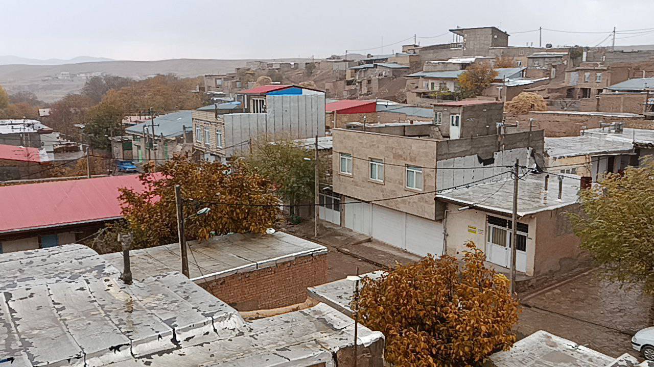 نمایی از اولین بارش باران پاییزی در روستای توآباد نمایی از اولین بارش باران پاییزی در روستای توآباد