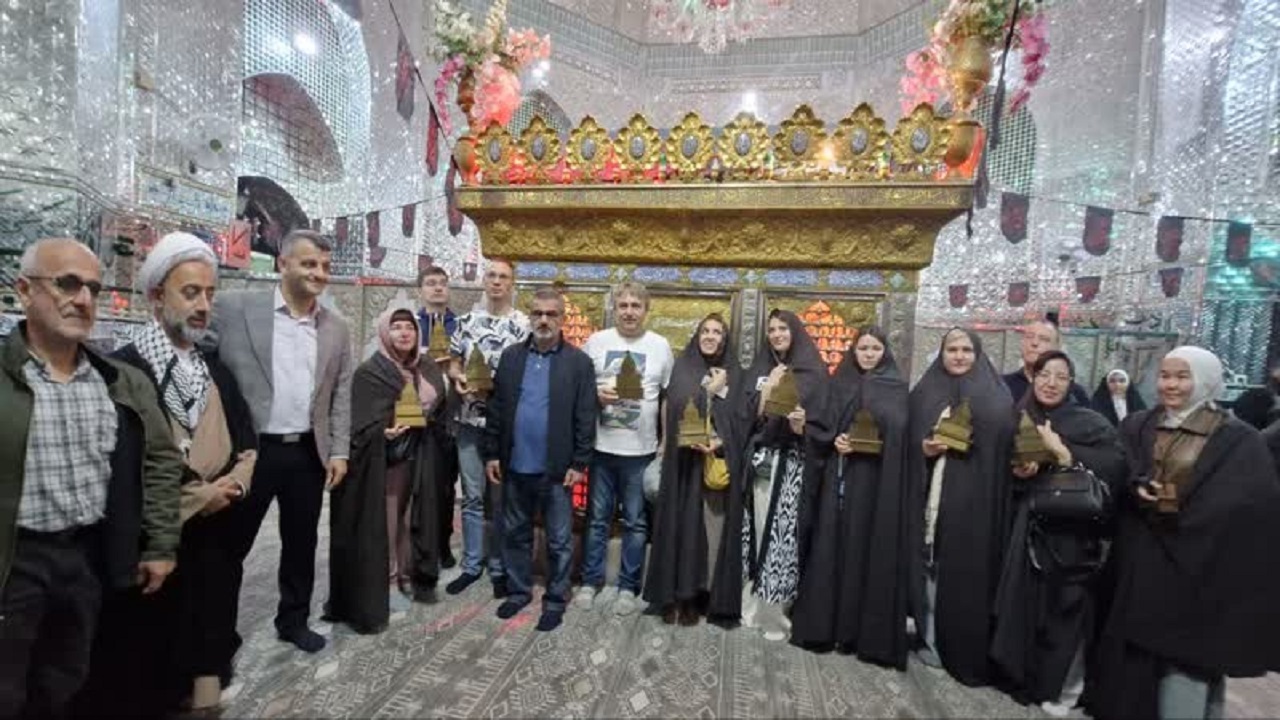 گردشگران خارجی در امامزاده ابراهیم (ع) بابلسر با هدیه چادر بدرقه شدند