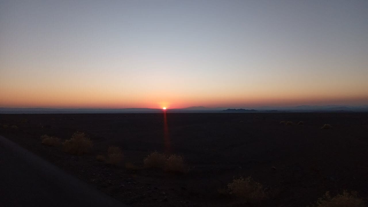 صحنه&zwnj;ای از طلوع و روب خورشید در روستای حاجی آباد اردکان از لنز دوربین شهروندخبرنگار