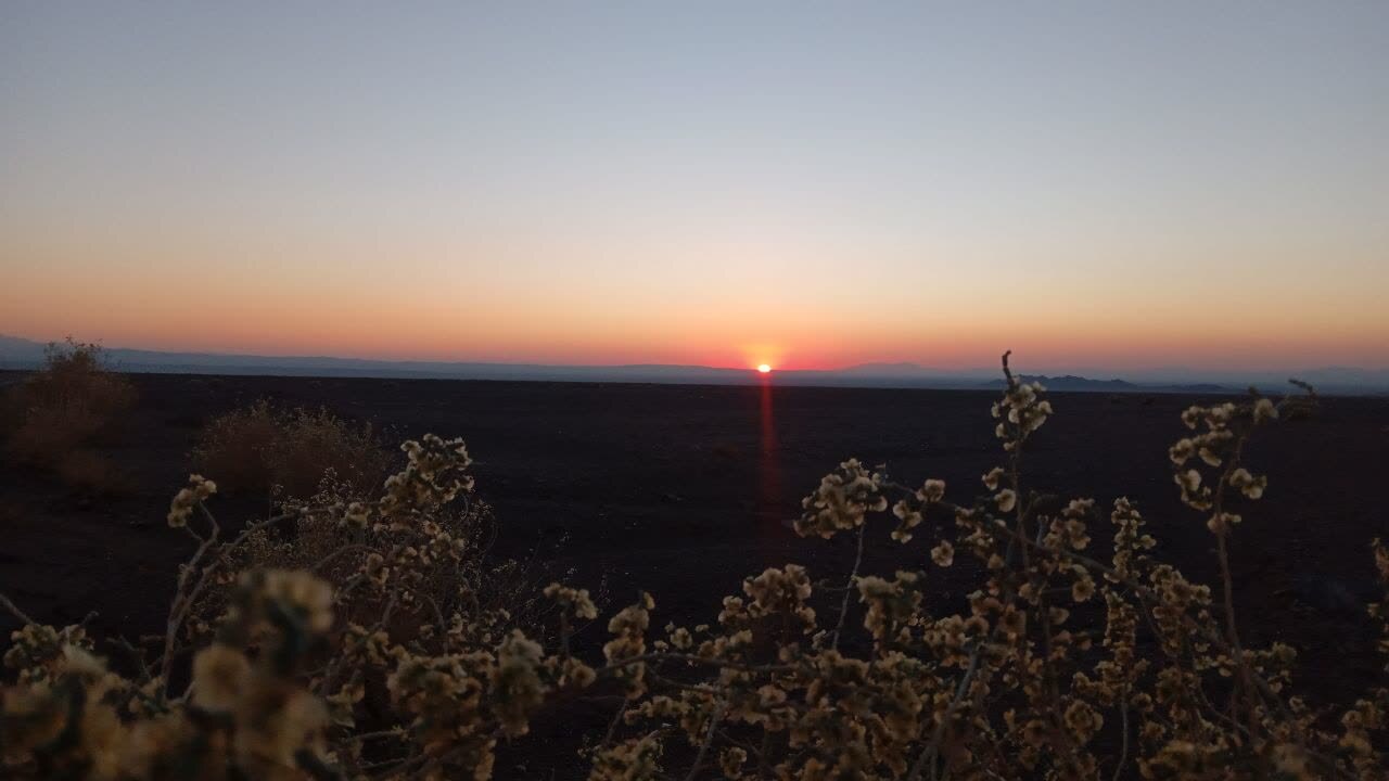 صحنه&zwnj;ای از طلوع و روب خورشید در روستای حاجی آباد اردکان
