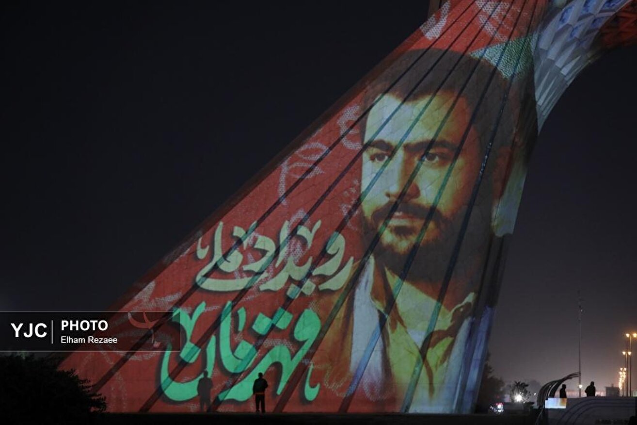 اجرای برج‌ نگاره «قهرمان» بر بدنه برج آزادی