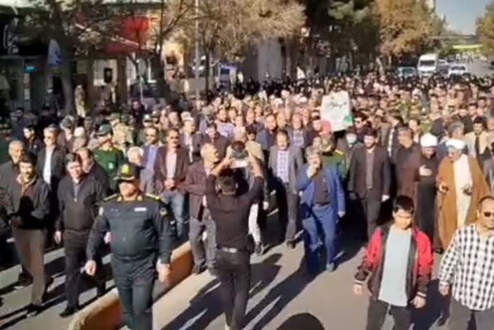 وداع مردم نیشابور با پیکر جانباز سرافراز ۷۰درصدشیمیایی