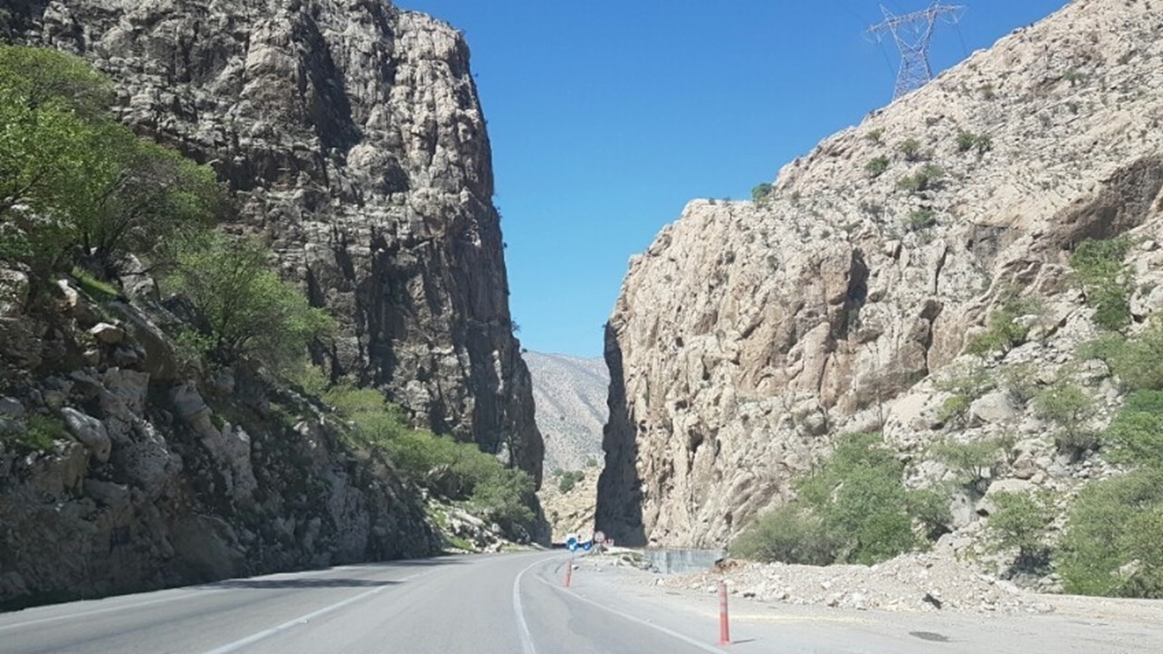 کمبود امکانات رفاهی گردشگران تنگ ابوالحیات کازرون را به دردسر انداخت + فیلم