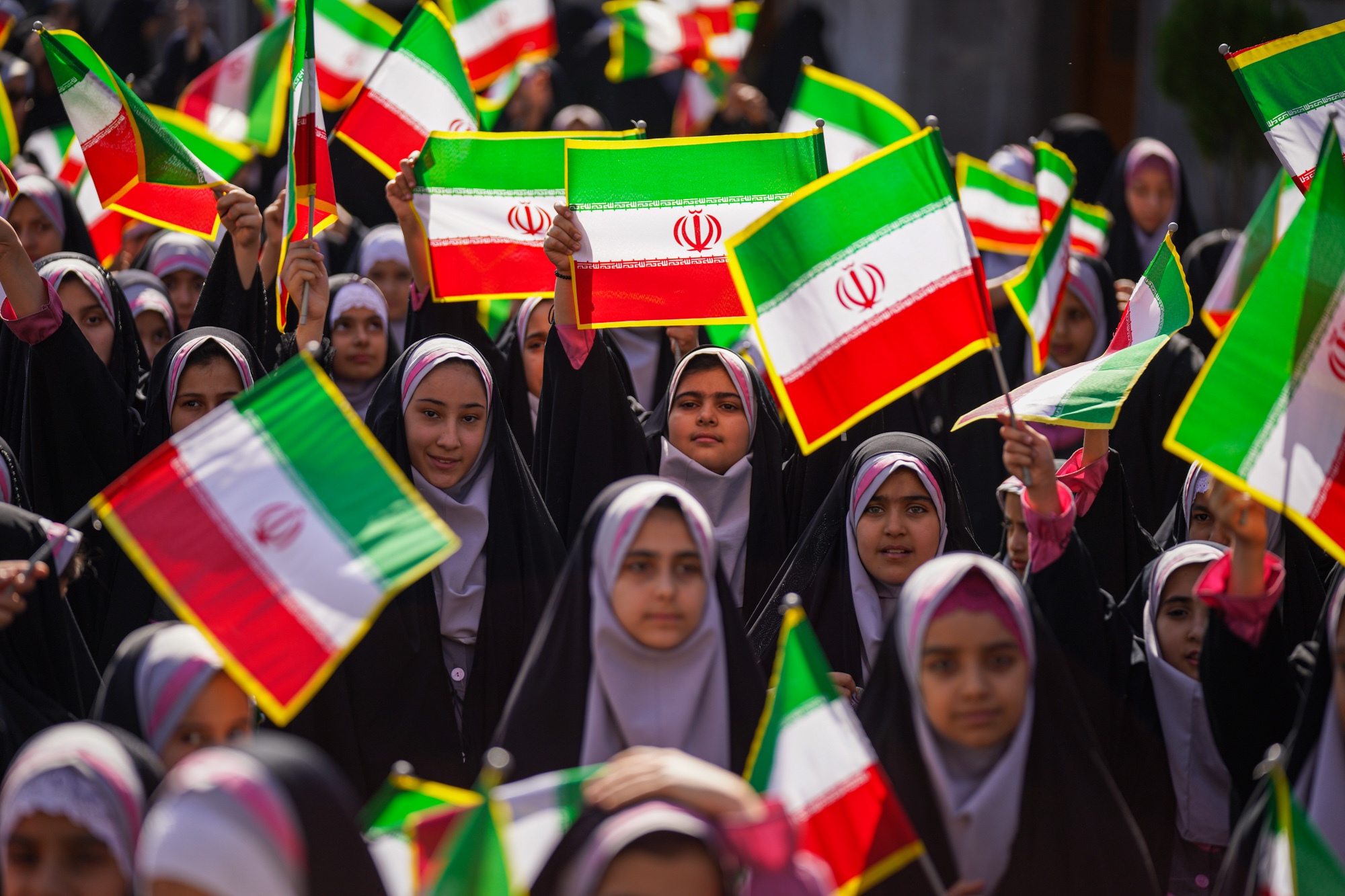 تجدید میثاق دانش‌آموزان شیرازی با شهدای حرم مطهر + تصاویر