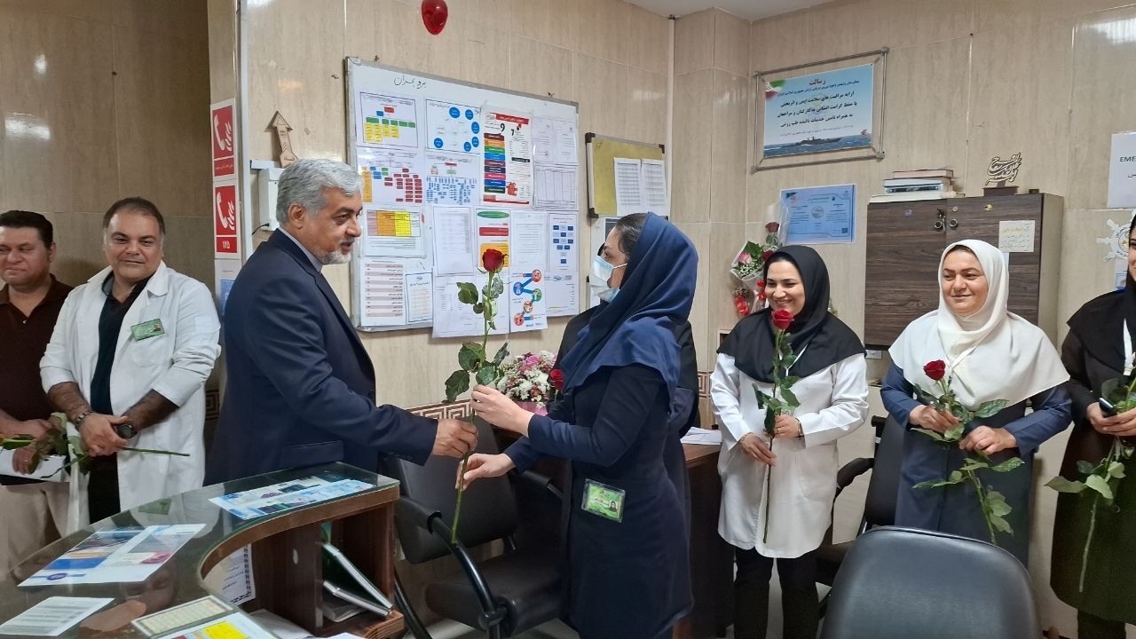 تجلیل از مقام  پرستاران با اهداء گل  + تصاویر