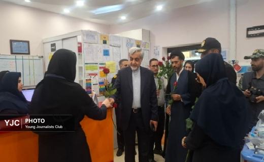 تجلیل از مقام  پرستاران با اهداء گل  + تصاویر