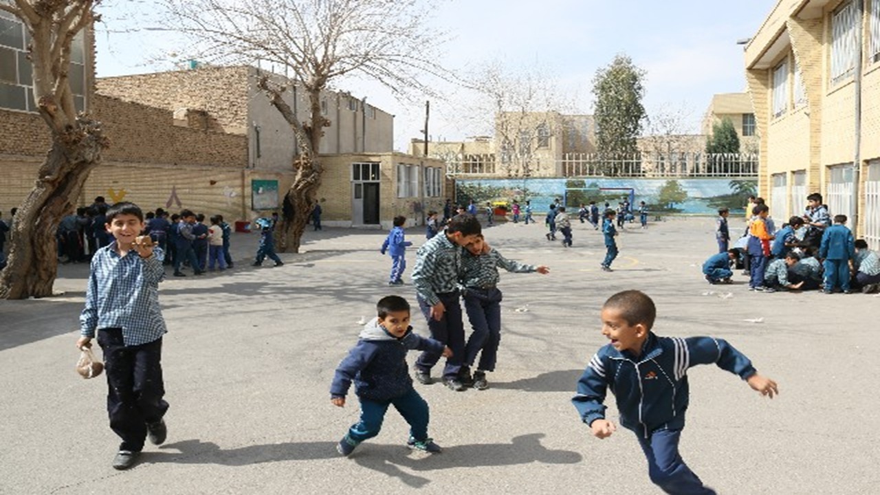 رنجش شهروندان تبریزی از واقع شدن مدرسه در مجاورت منازل مسکونی + فیلم