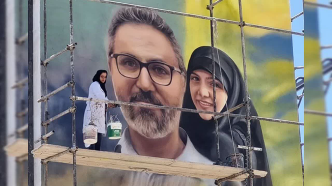 وقتی یک محله ایستاد؛ صلواتِ زنان شیراز پای نقاشی شهیده «معصومه کرباسی»