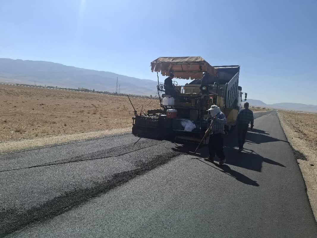 آغاز عملیات عظیم روکش آسفالت سرد در راه‌های روستایی فارس