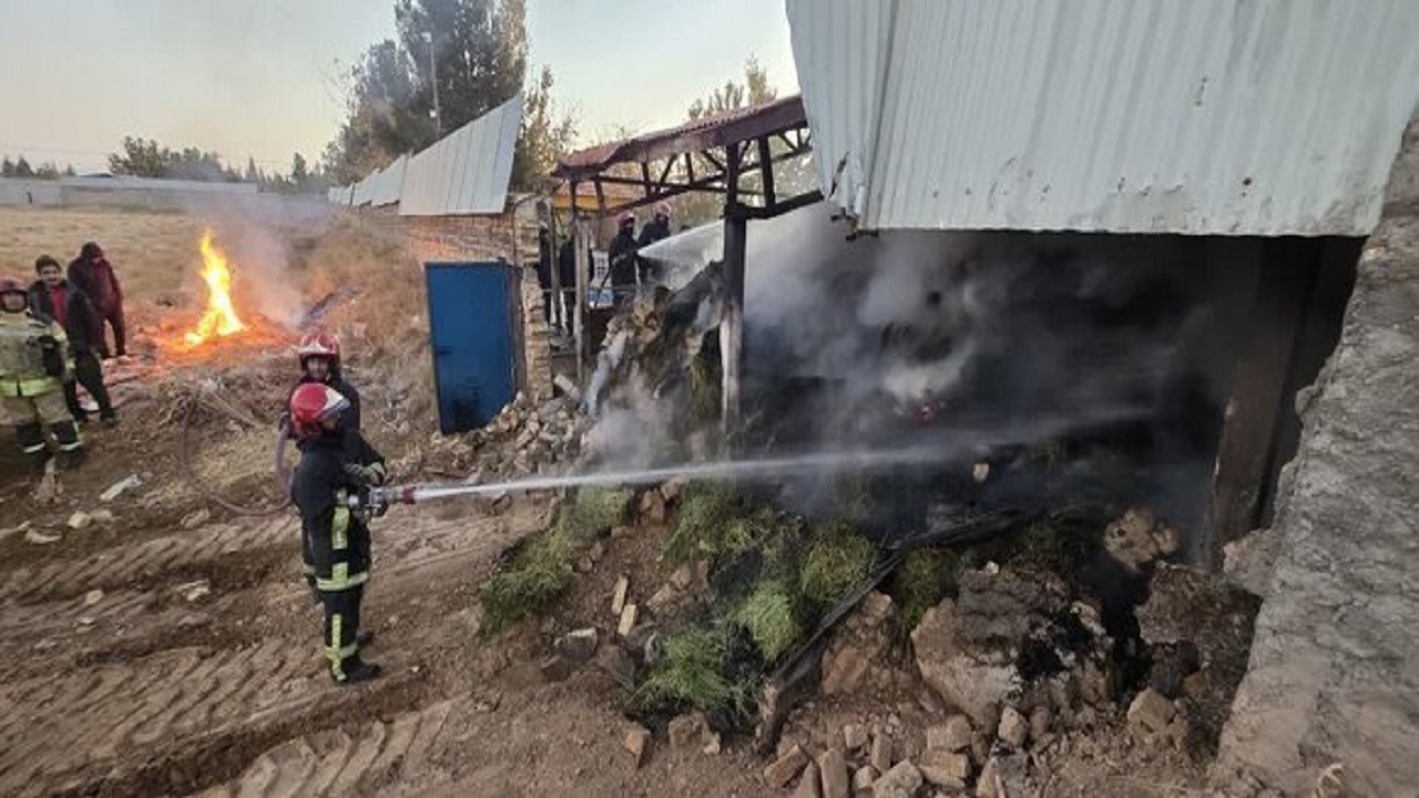 مهار آتش‌سوزی گسترده در انبار علوفه روستای «کلاکوب» شهرستان مشهد