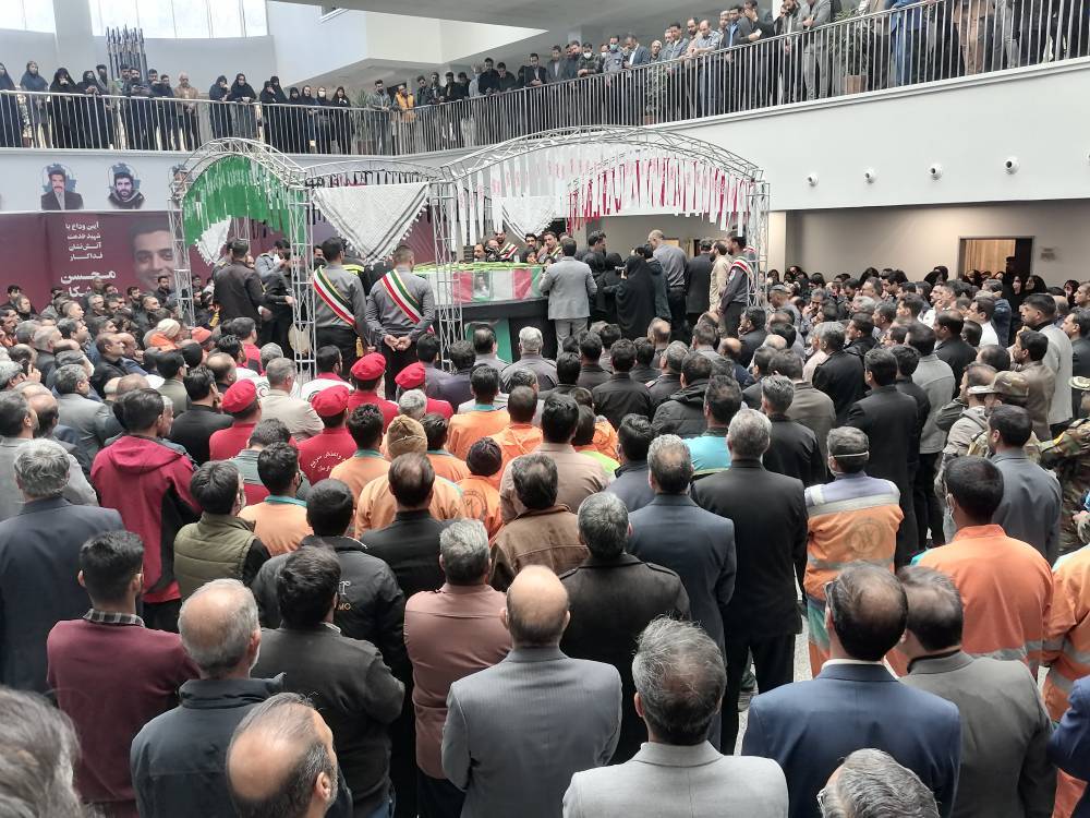 شهید آتش نشان کرمان روی دست کرمانیها تشییع شد+ فیلم و عکس شهید آتش نشان کرمان روی دست کرمانیها تشییع شد+ فیلم و عکس