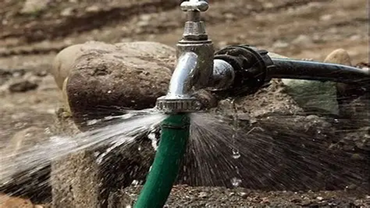 هدررفت آب اهالی روستای بکیان مرودشت را به دردسر انداخت + فیلم