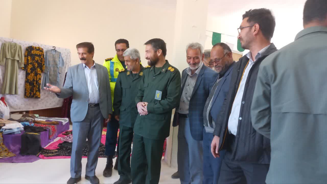 افتتاح نمایشگاه کارآفرینی بانوان بسیجی در روستای کاریز کهندل جنت آباد