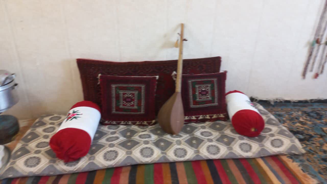 افتتاح نمایشگاه کارآفرینی بانوان بسیجی در روستای کاریز کهندل جنت آباد