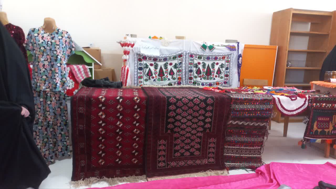 افتتاح نمایشگاه کارآفرینی بانوان بسیجی در روستای کاریز کهندل جنت آباد
