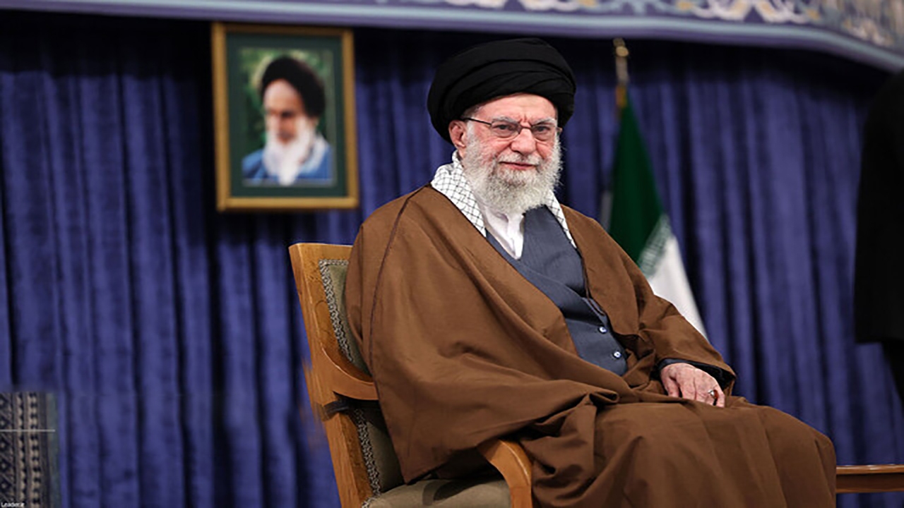 پیگیری وضعیت سلامت رضا امیرخانی از سوی رهبر انقلاب