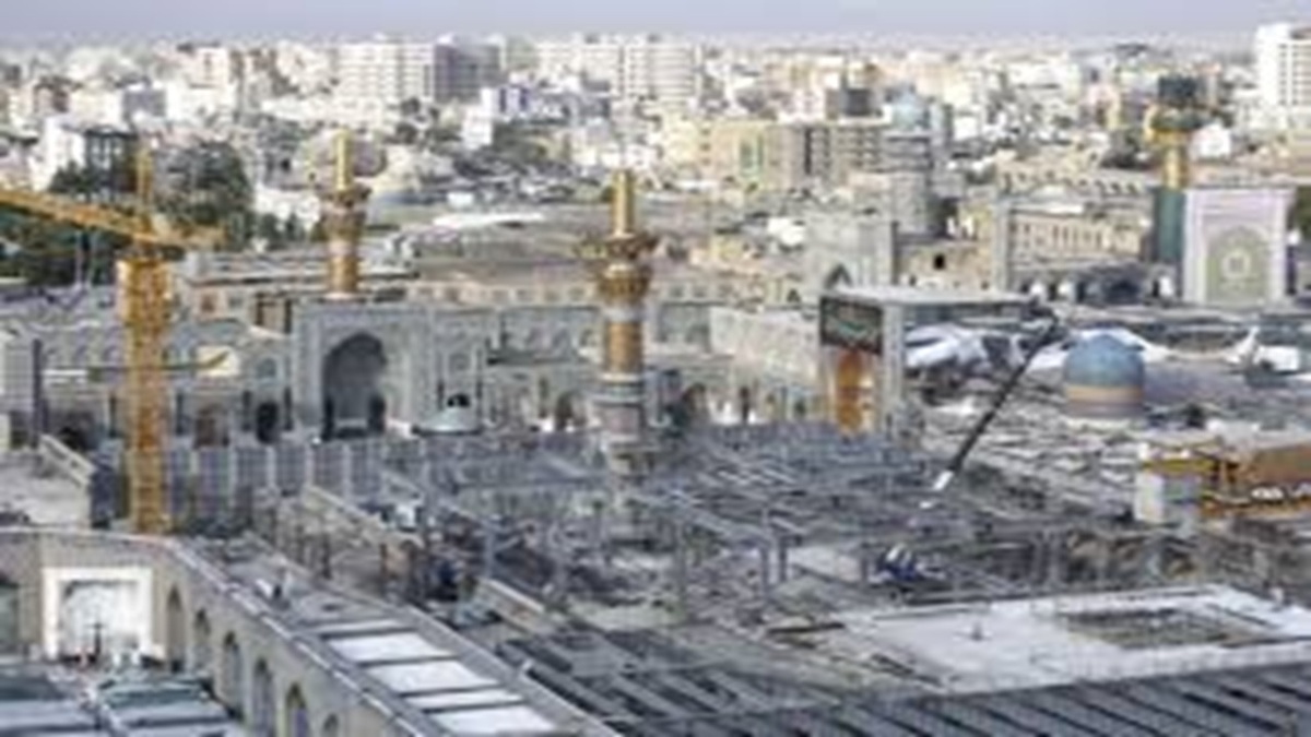 نصب کتیبه‌های ویژه شهادت امیرالمومنین علی (ع) در حرم رضوی + فیلم