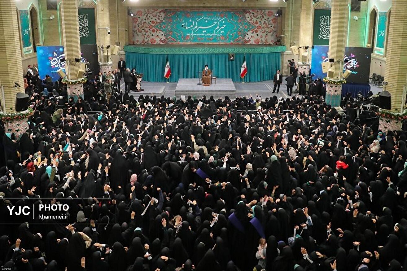 دیدار هزاران نفر از زنان و دختران با رهبر انقلاب اسلامی
