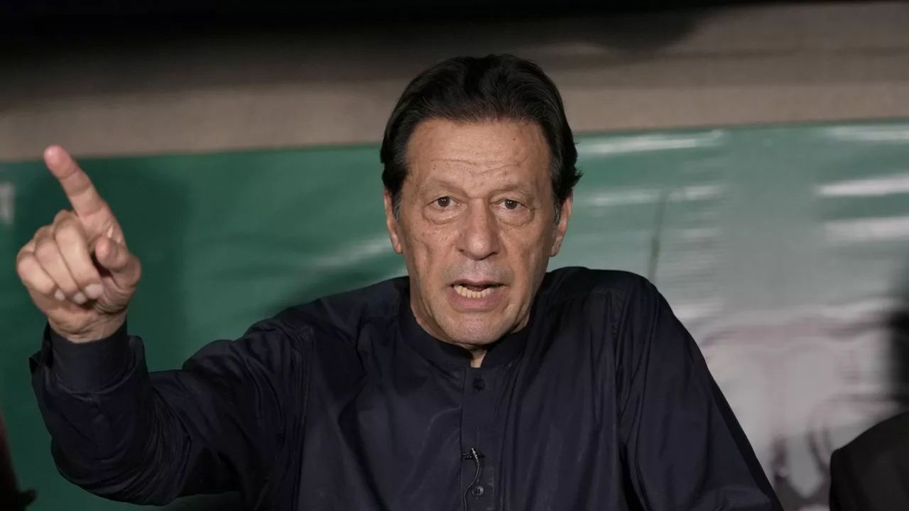 ارتش پاکستان عمران خان را «بیمار روانی» خواند