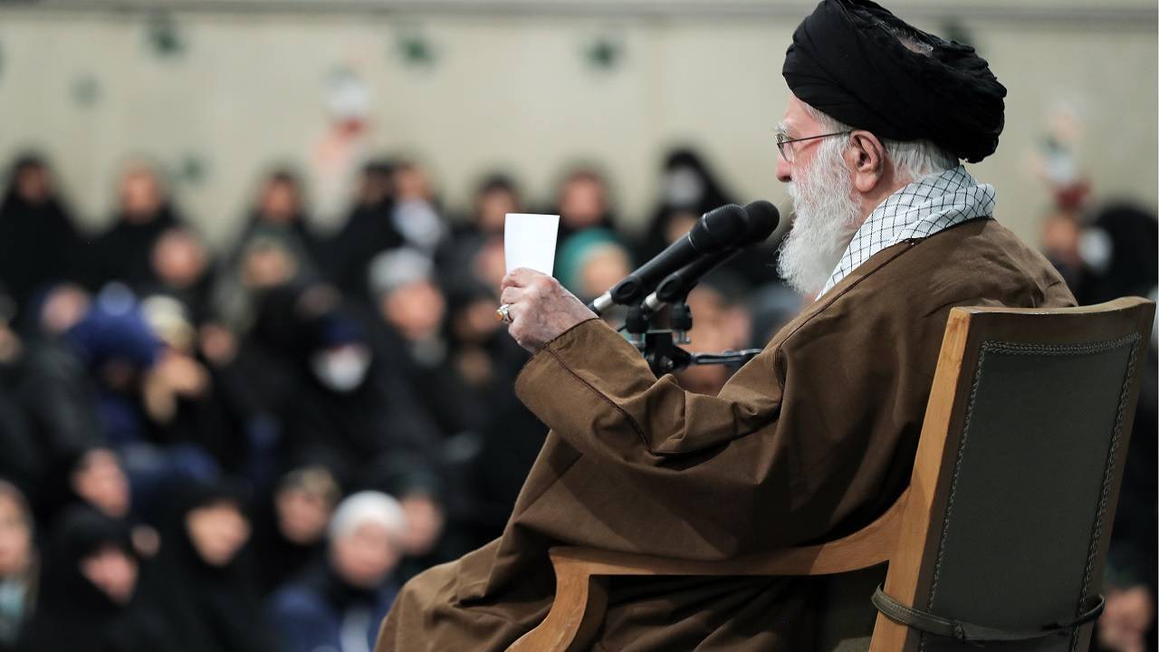 ۸ چرا درباره سخنرانی رهبری با موضوع زن