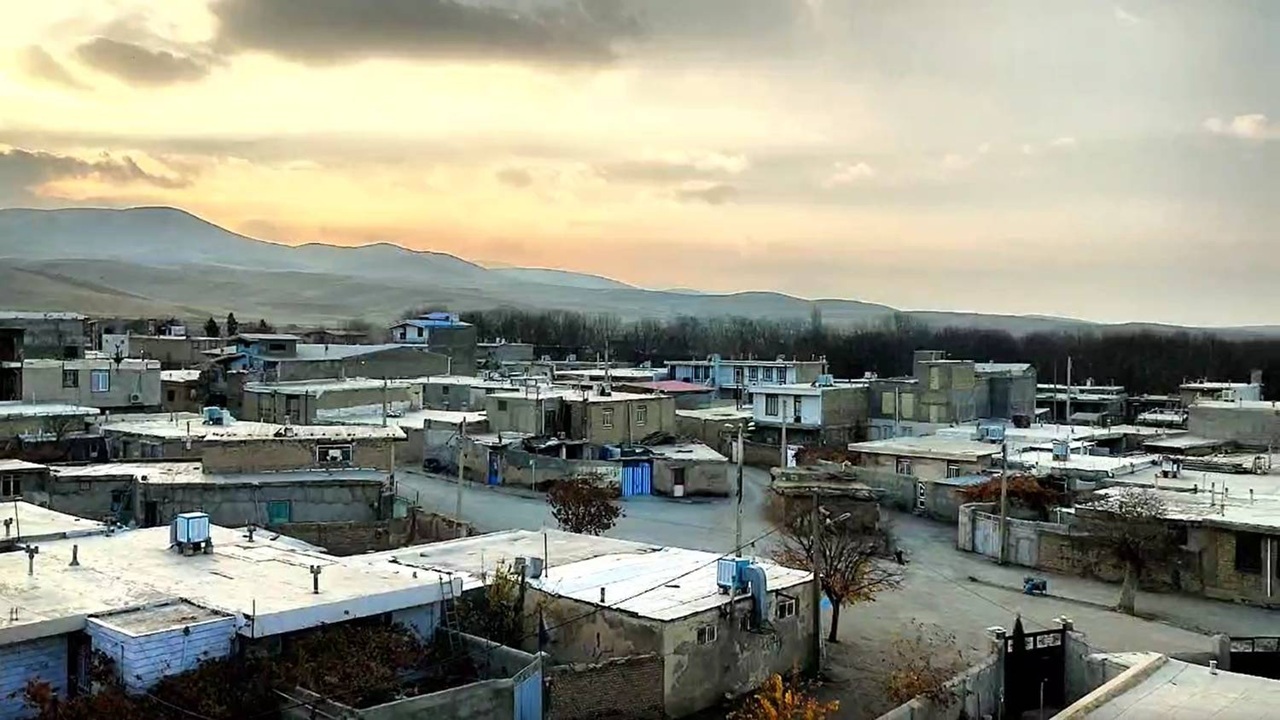 نمایی از غروب یک روز پاییزی در روستای تکه + فیلم