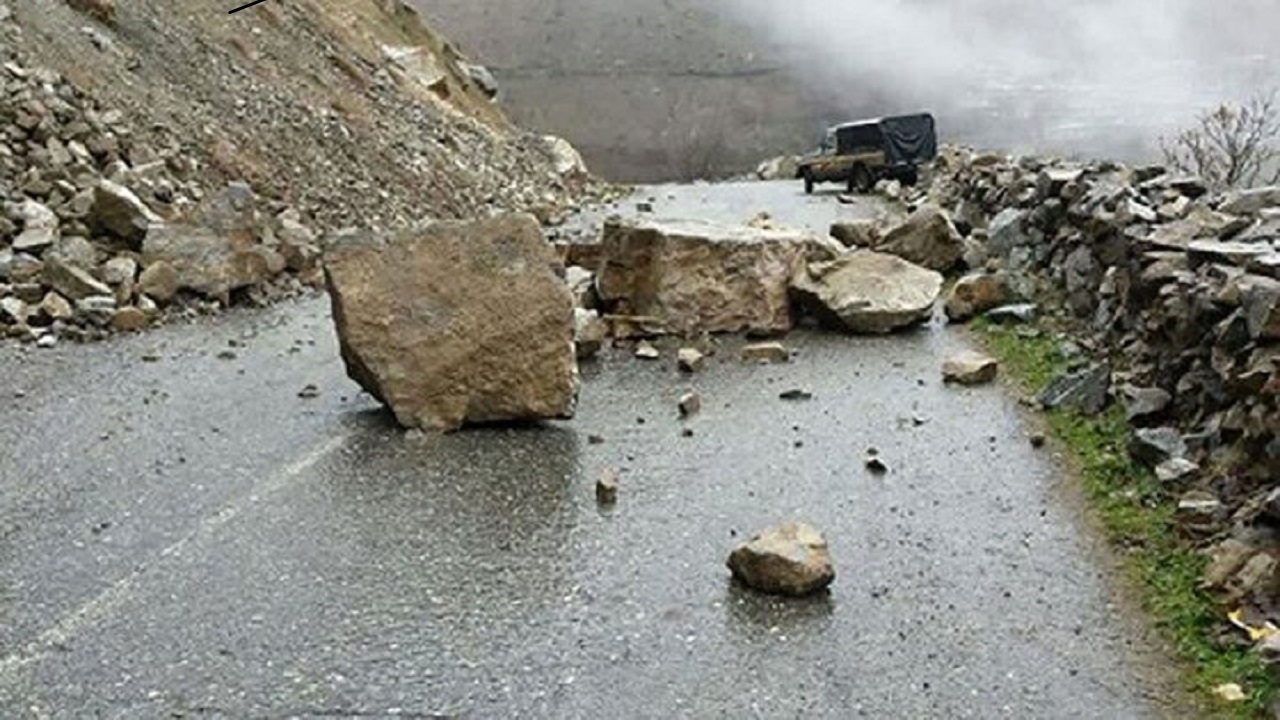 احتمال ریزش سنگ در جاده کرج – چالوس؛ رانندگان مراقب باشند