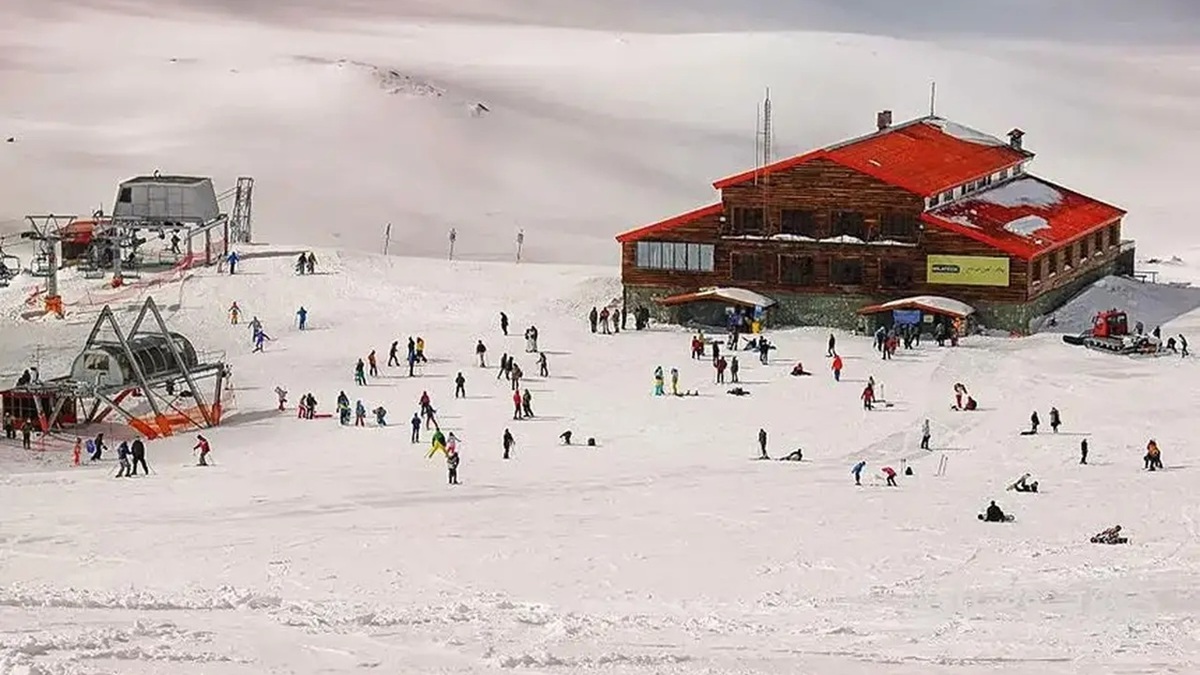 ورود گردشگران به کوهرنگ با بارش برف + فیلم