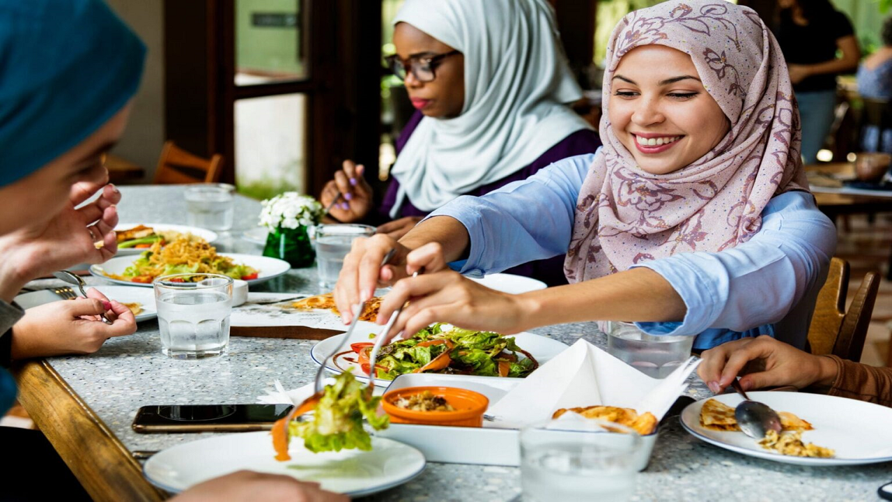 از آداب غذا خوردن مسلمان‌ها چه می‌دانید؟
