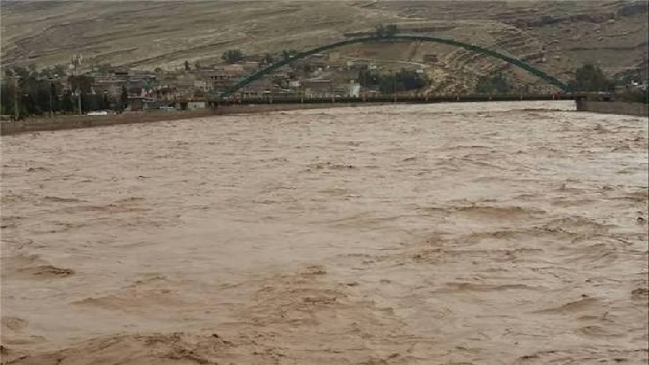 وقوع سیل و انسداد محور پلدختر به چم‌گردله  + فیلم