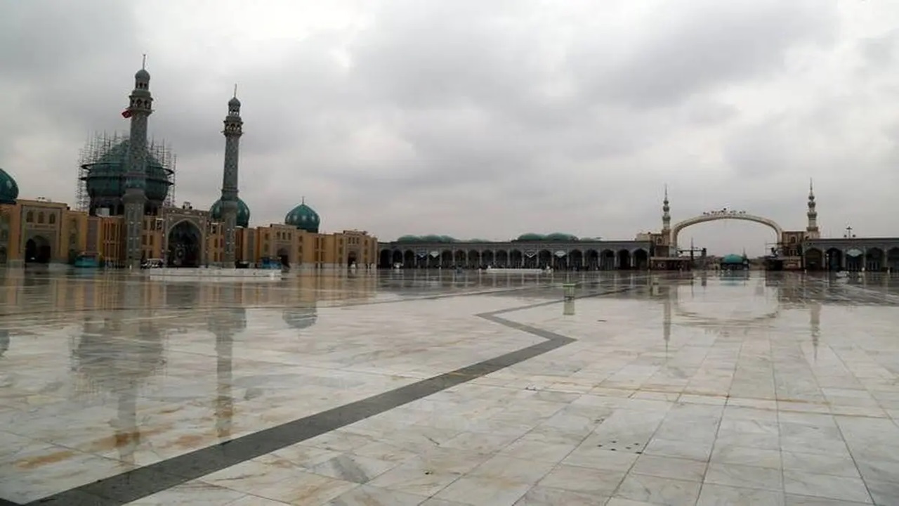 حال و هوای اولین باران پاییزی مسجد جمکران + فیلم