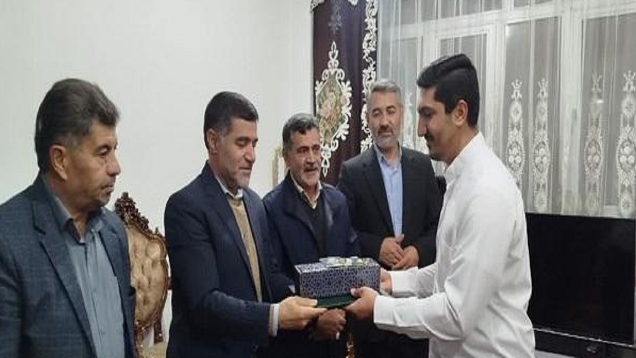 بازگرداندن کیف یک میلیارد تومانی گم شده در عجب شیر