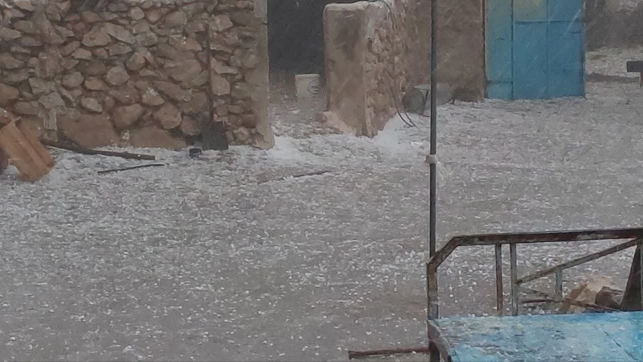 بارش سنگین تگرگ، روستای &laquo;الیف&raquo; کازرون را سفیدپوش کرد