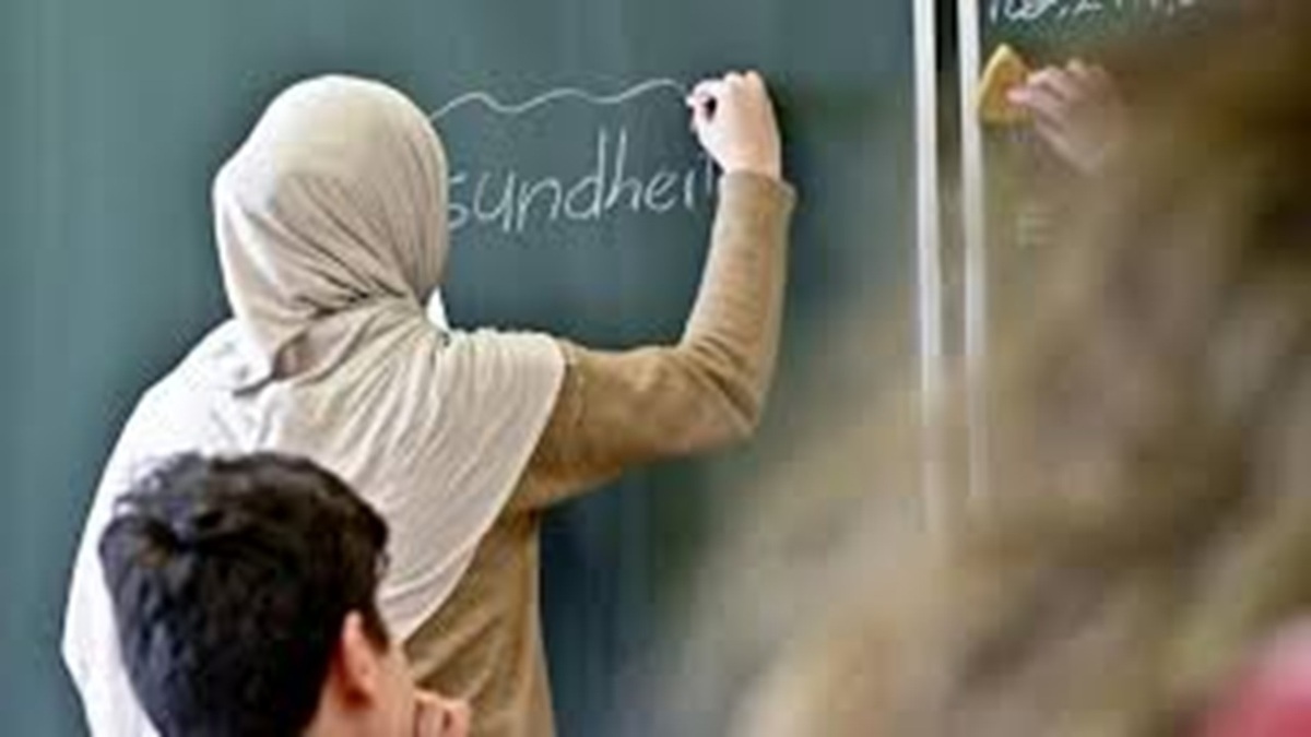اخراج پرستار فرانسوی به دلیل پوشاندن موها در محیط کار + فیلم