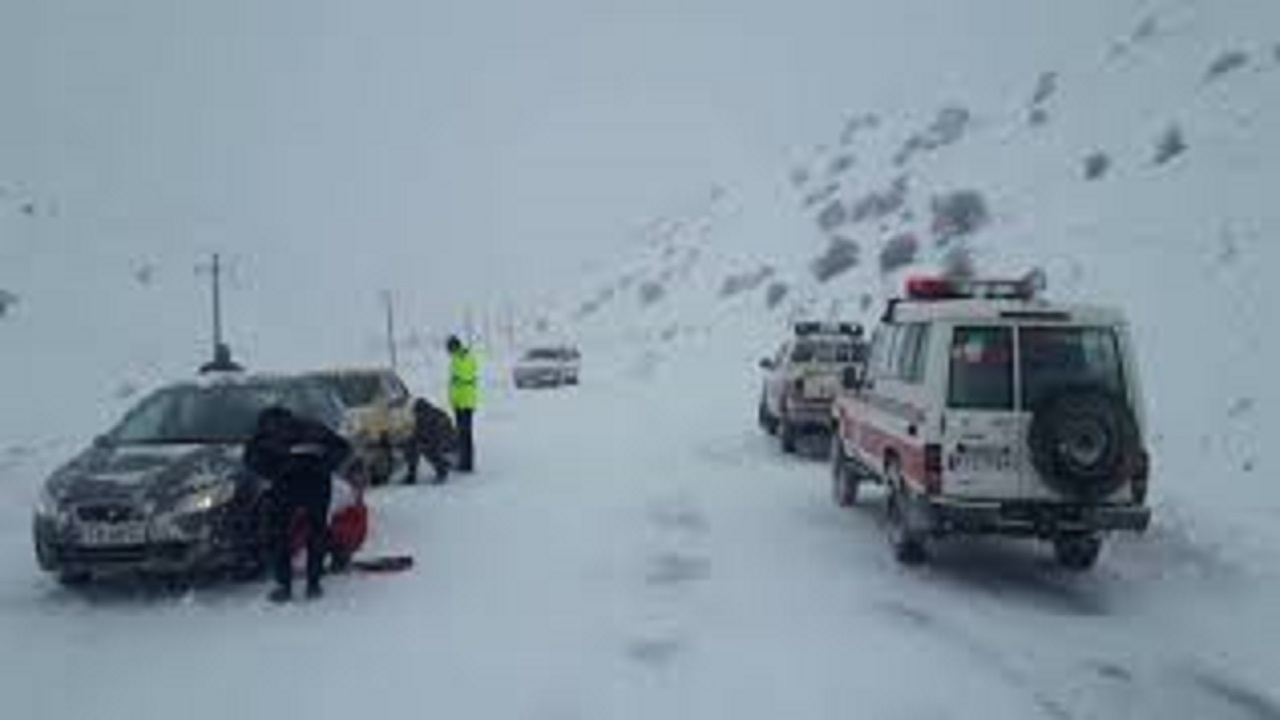 امدادرسانی به ۵۰ خودروی گرفتار در برف و کولاک جاده خلخال - الماس