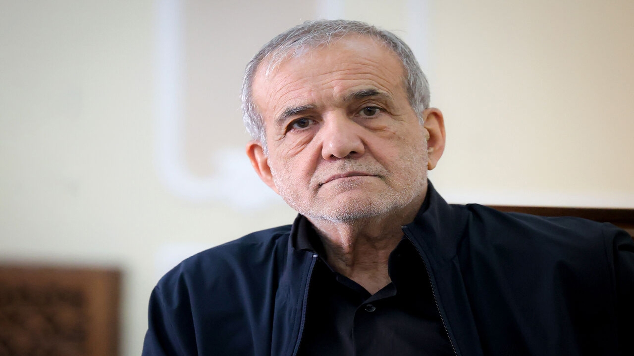 پیام تسلیت پزشکیان در پی درگذشت مادر ۳ شهید